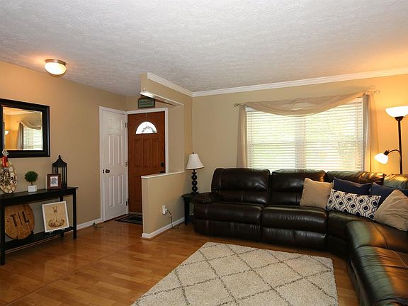 4th image of 746 Meadow Wood Dr