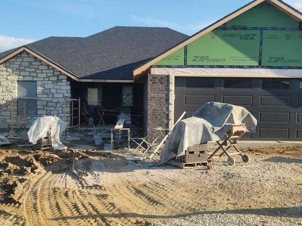 255 Rosewood Ct, Holts Summit, MO 65043