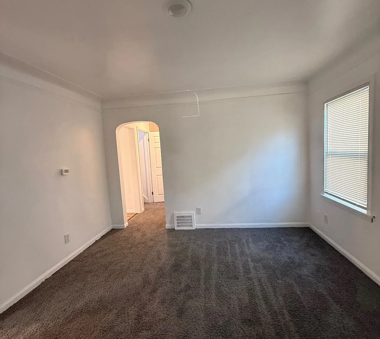 3 bed, 1000 sqft, $1,300 — Photo 3