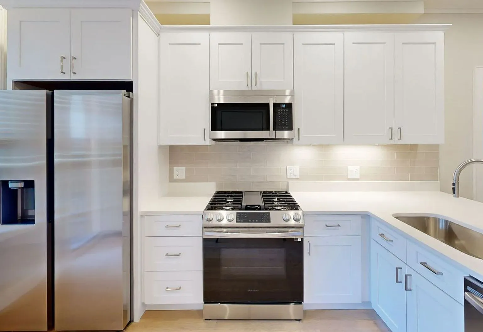 Charming 3 bedroom-No Broker Fee — Photo 1