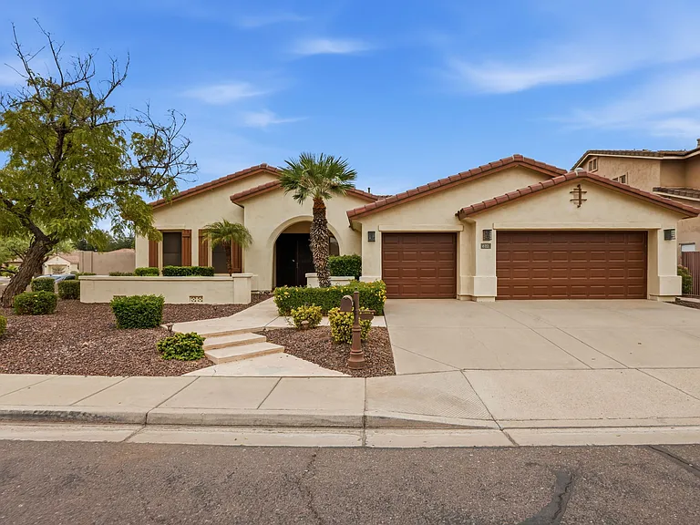 622 E Vinedo Ln — Photo 1