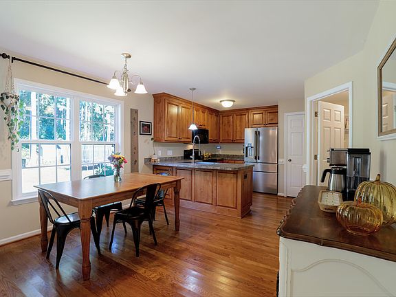 4th image of 88 Hickory Nut Dr
