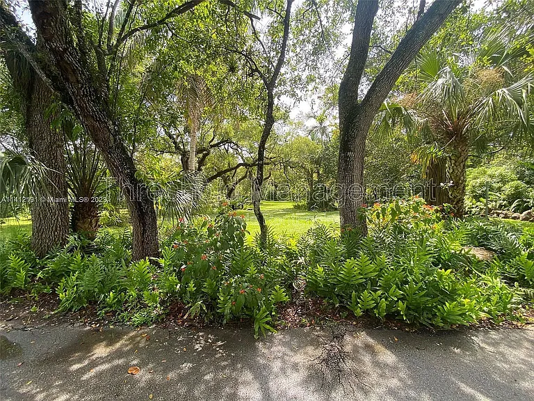 6910 SW 64th Ave — Photo 15