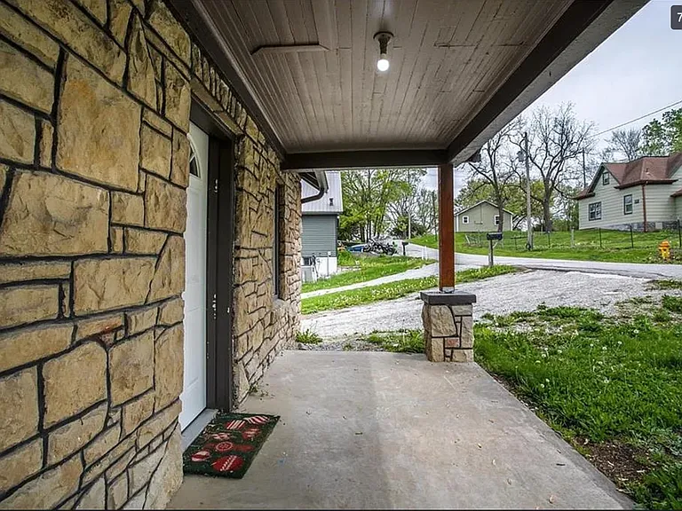 702 Centralia St — Photo 2