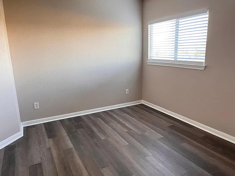 243 Devonshire Dr — Photo 7