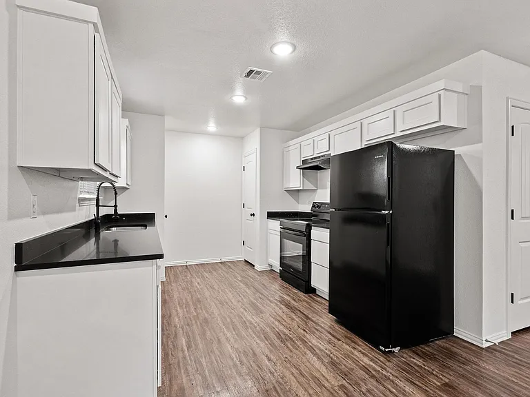 407 E Jones St #407 — Photo 3