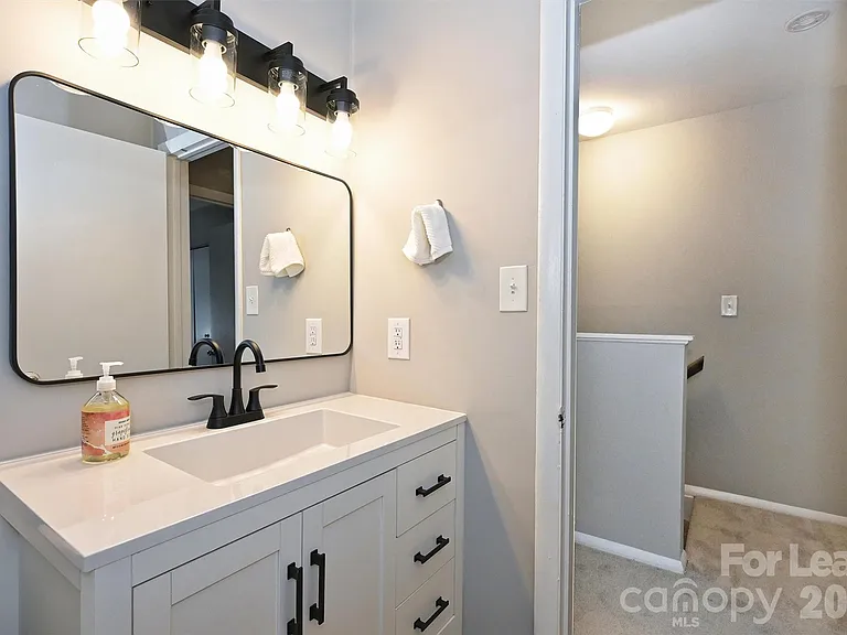 951 Hollywood St — Photo 9