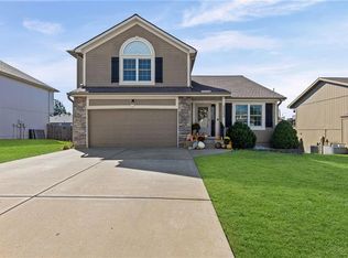 1113 Creekside Ct, Raymore, MO 64083