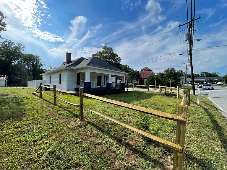 313 N Maple St — Photo 14