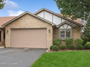 9S235 Clarenbrook Ct, Willowbrook, IL 60527