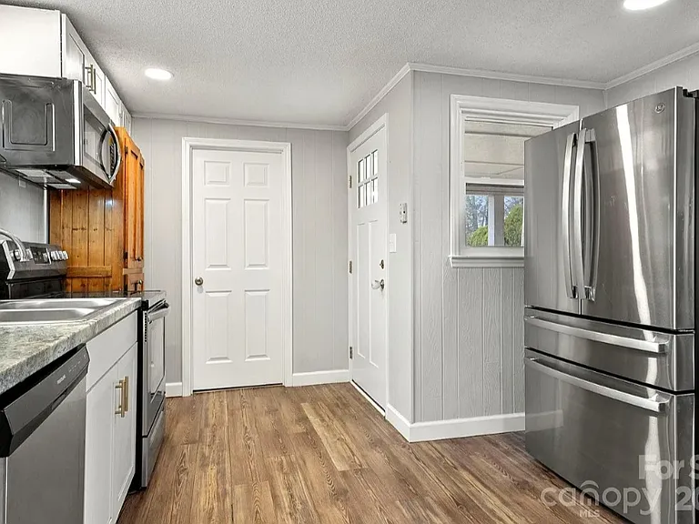146 Oldcastle Ln — Photo 4