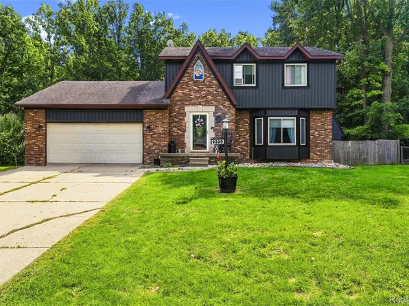 9309 Woodside Trl, Swartz Creek, MI 48473