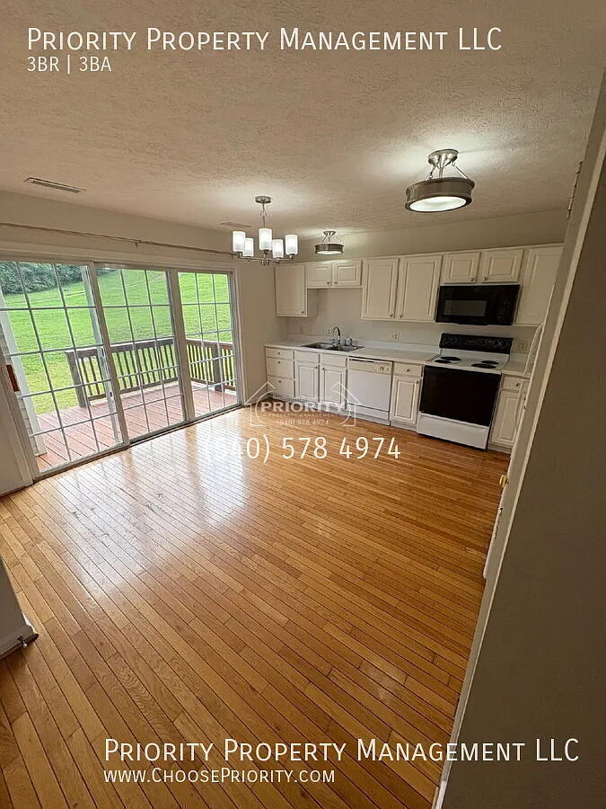 "3-Bedroom Townhouse Retreat in Harrisonburg - Spacious 1320 Sq Ft with 2.5 Baths!" — Photo 4