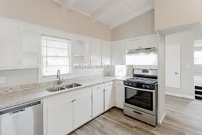 5 bed, 2.5 bath, 1151 sqft, $1,395 — Photo 2