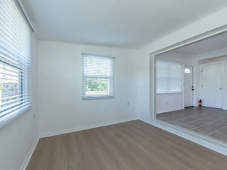 927 W Olympia Ave — Photo 15