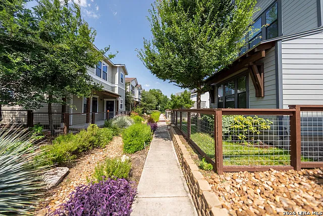 1150 N Olive St — Photo 37