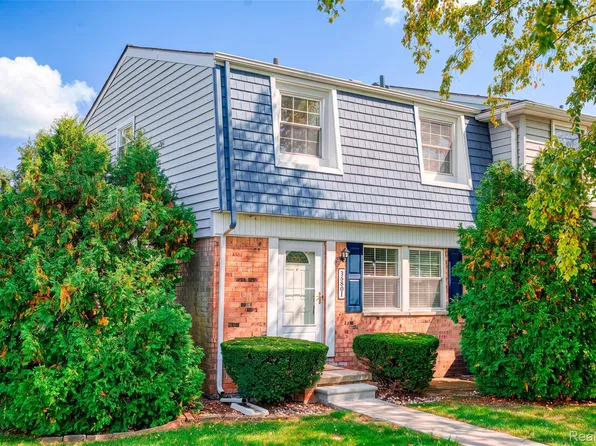 24801 Olde Orchard St, Novi, MI 48375