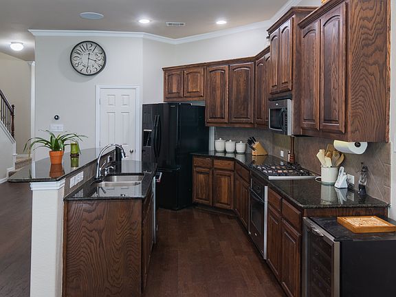 Kitchen w/ walk-in pantry