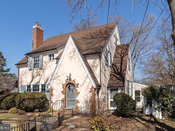 4th image of 200 & 210 W Fairfax Ln