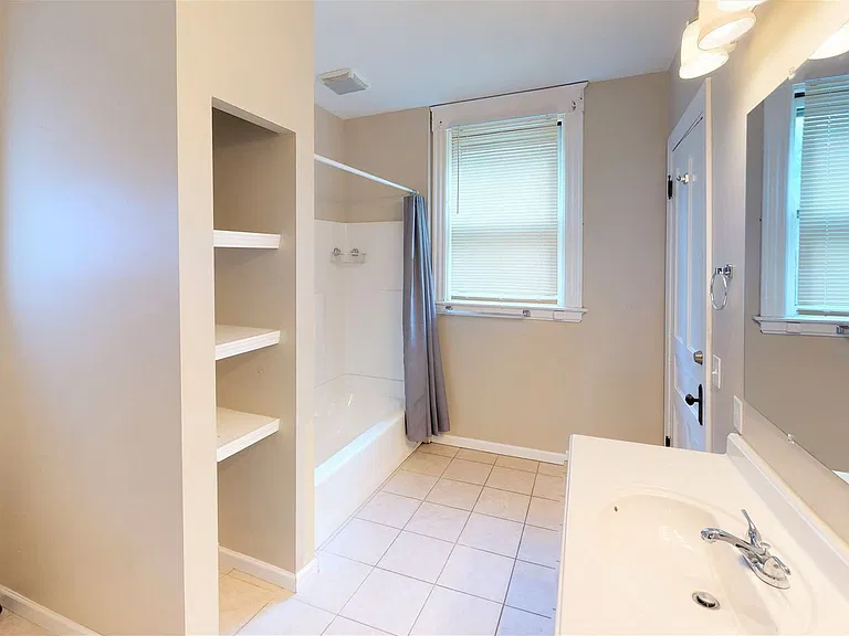 2358 Stratford Ave — Photo 10