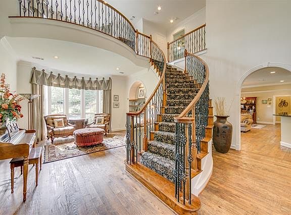 3rd image of 330 Oakwood Trl