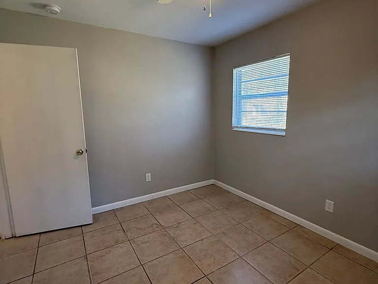 3801 SW 17th Pl — Photo 17