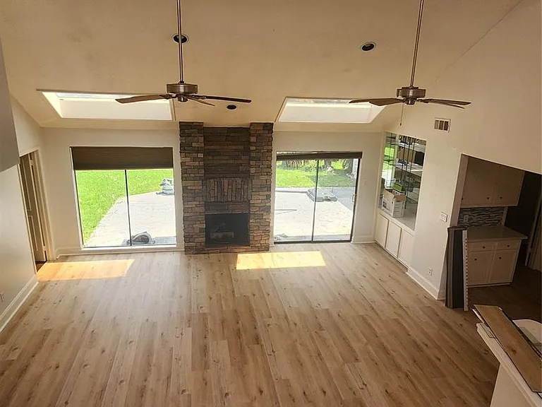 2127 Manor Green Dr — Photo 32