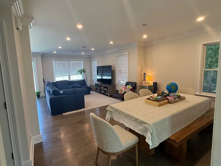 19 Lorraine Dr — Photo 2