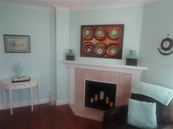 4th image of 834 Woodward St