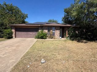 3001 Meadow Cir, Grand Prairie, TX 75052
