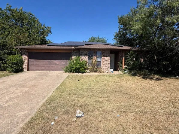 3001 Meadow Cir, Grand Prairie, TX 75052