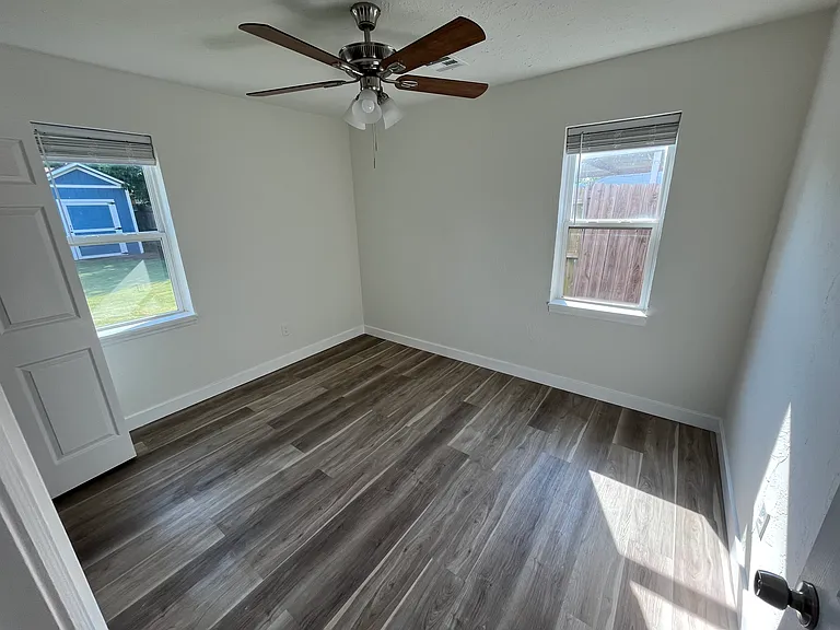 137 W Rose Dr — Photo 9