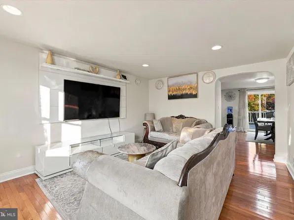 5202 Gramercy Dr, Clifton Heights, PA 19018