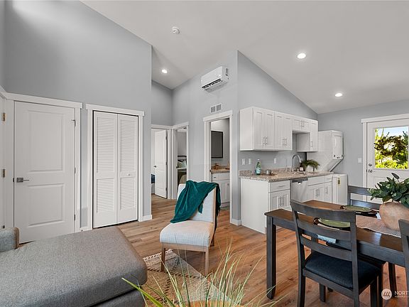 4th image of 944 Wawona Avenue SE #A