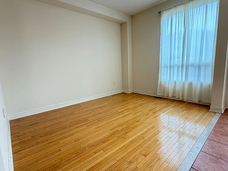 937 Ledbury Cres — Photo 15