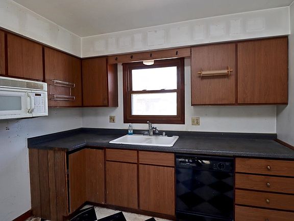 5th image of 1335 Blaine Ave