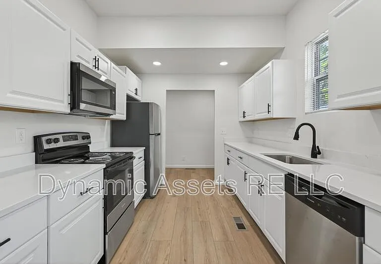 542 E 23rd St — Photo 10