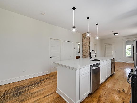 3rd image of 2324 S Sacramento Ave #2R