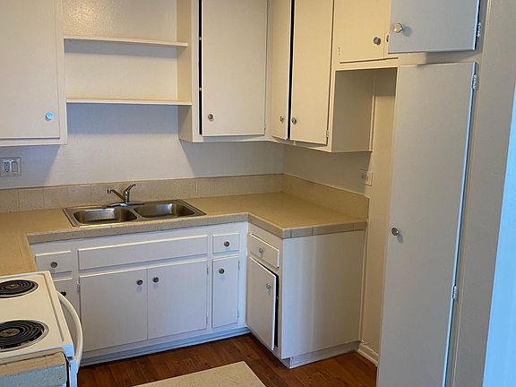 4th image of 12960 Dronfield Ave #934xy40fq