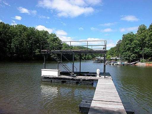 3rd image of 130 Holly Dr