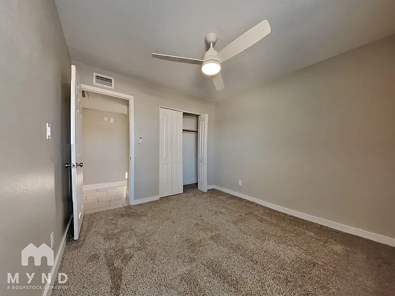 227 W Kerry Ln — Photo 14