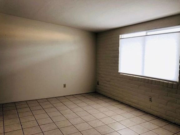 3rd image of 3005 E Blacklidge Dr