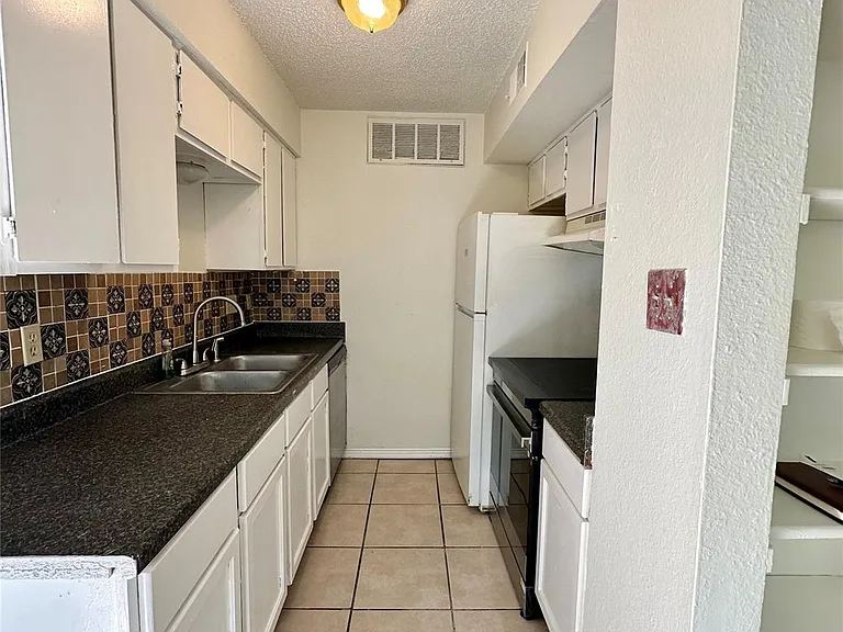 4322 Gillis St #204 — Photo 8