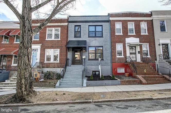 1st image of 211 Ascot Pl NE