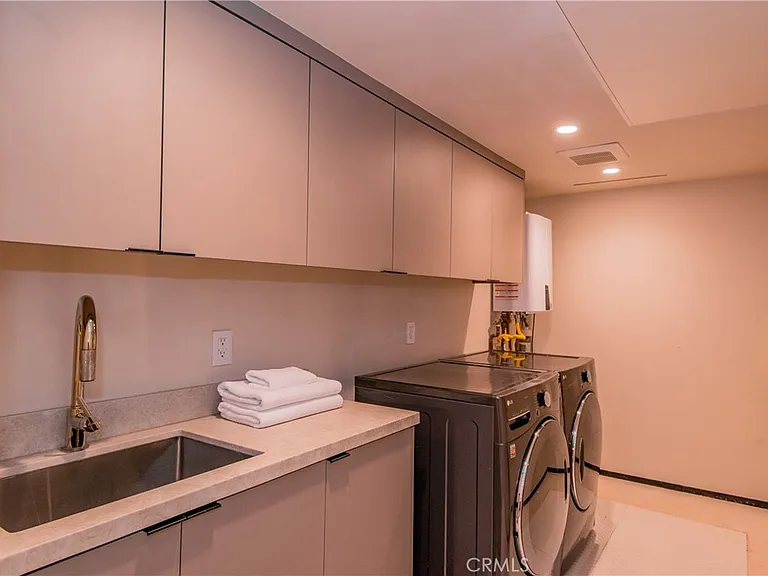 9018 Dorrington Ave — Photo 36