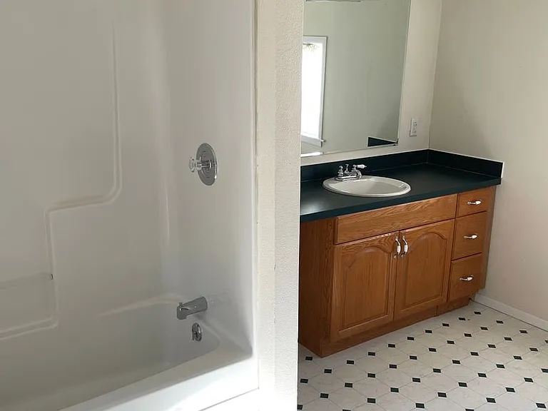 1405 E Washington St — Photo 15