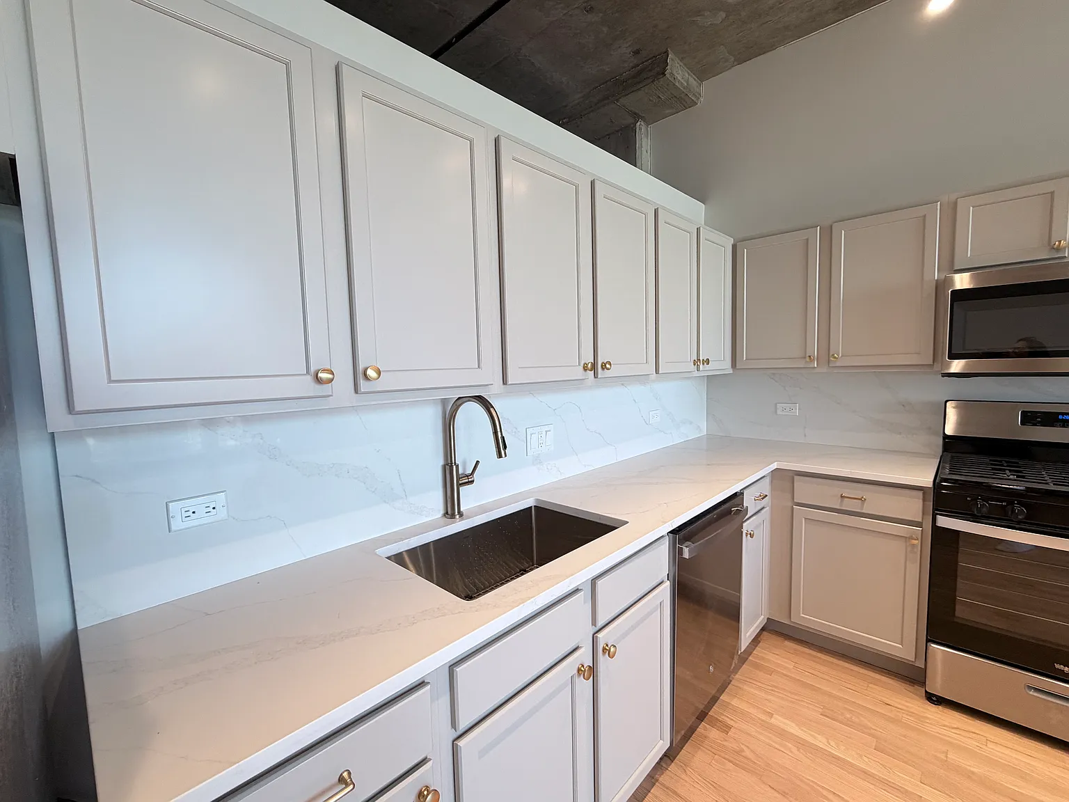 1 bed, 887 sqft, $2,900 — Photo 2