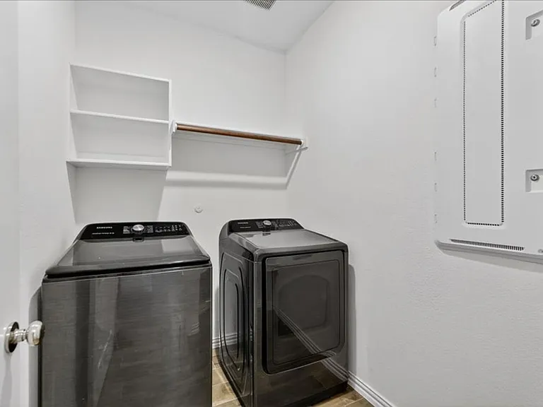 1501 Lake Grove Dr — Photo 13