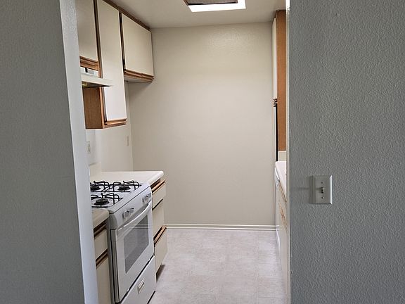 4th image of 3757 Kelton Ave #211