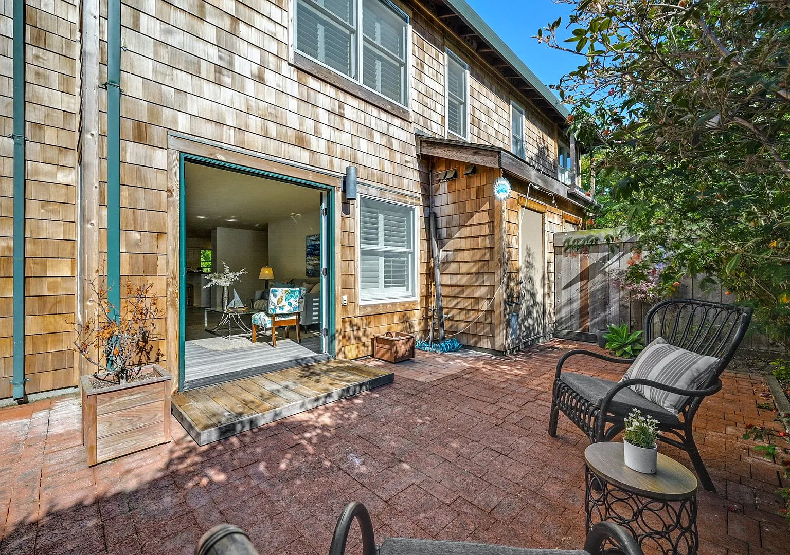 Bright & Spacious Townhouse in Gated Community on Bay Farm Island — Photo 1